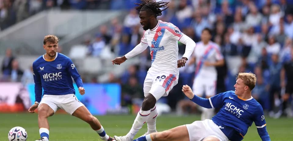 Jugador de Crystal Palace esquivando a dos defensores