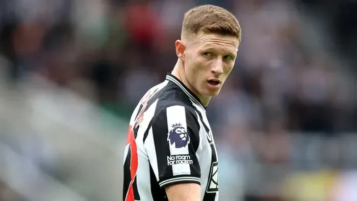 Jugador de Newcastle mirando hacia la cámara durante el partido