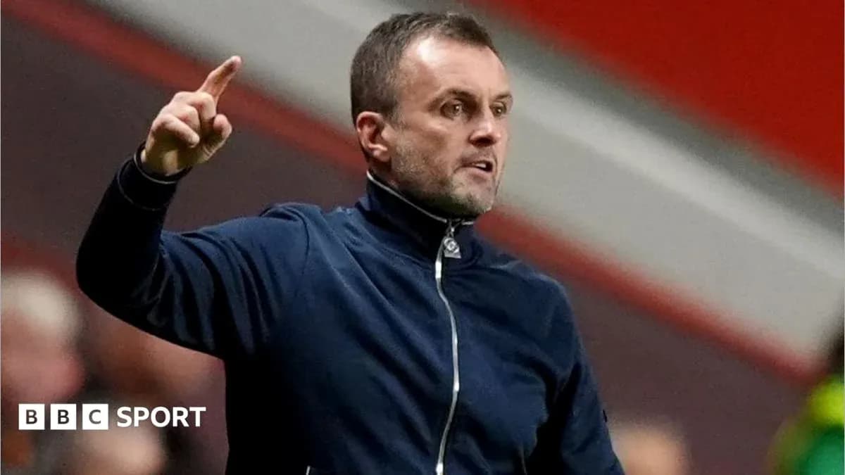 Entrenador dando instrucciones desde la banda del campo