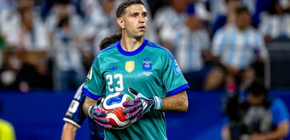 Portero argentino sosteniendo un balón en el campo