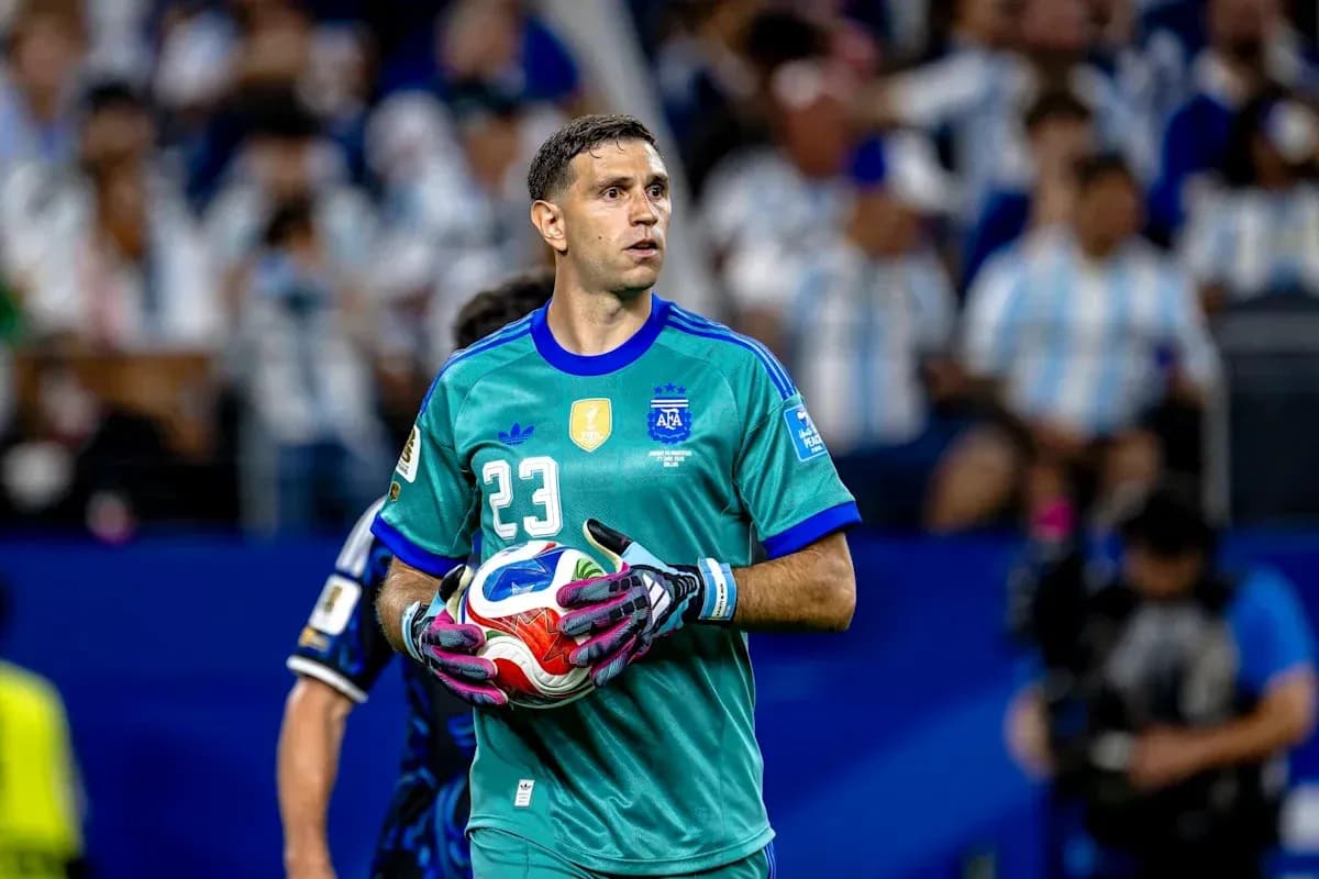 Portero argentino sosteniendo un balón en el campo