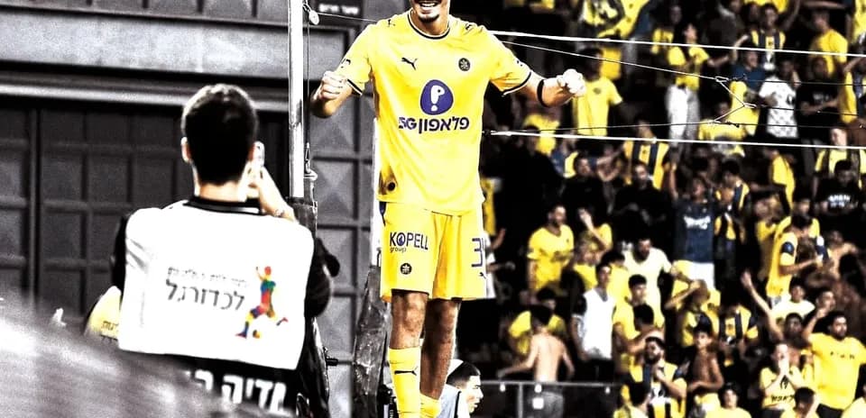 Jugador de Maccabi Tel Aviv celebrando con los aficionados