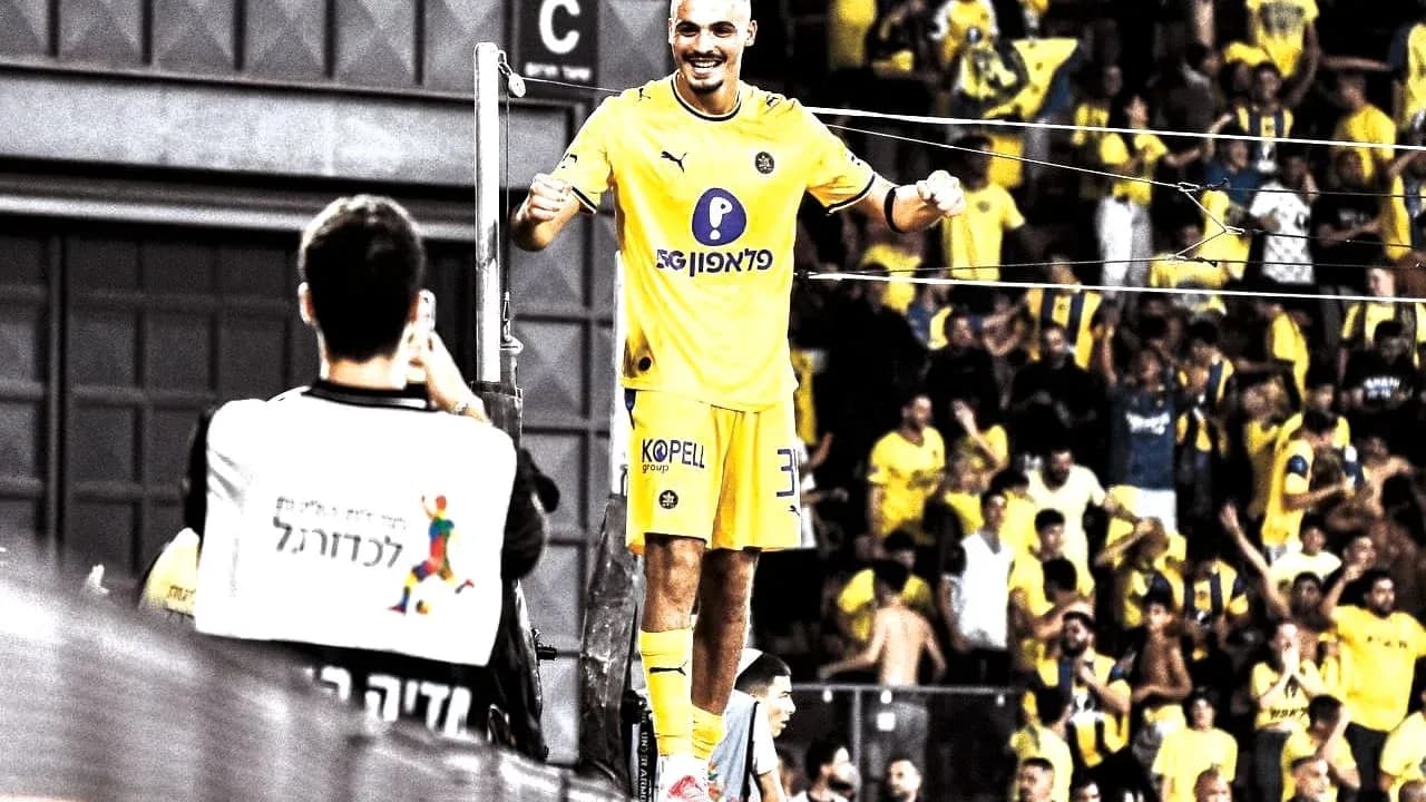 Jugador de Maccabi Tel Aviv celebrando con los aficionados