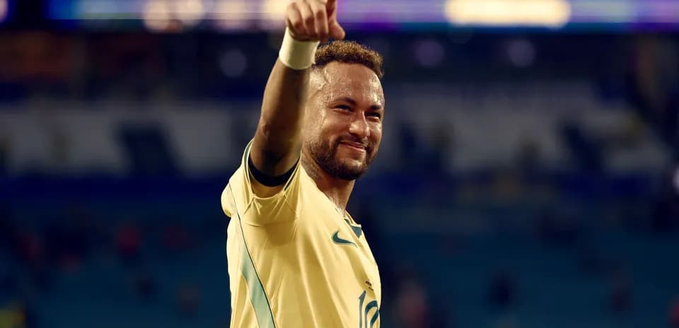 Jugador de fútbol señalando hacia arriba tras partido