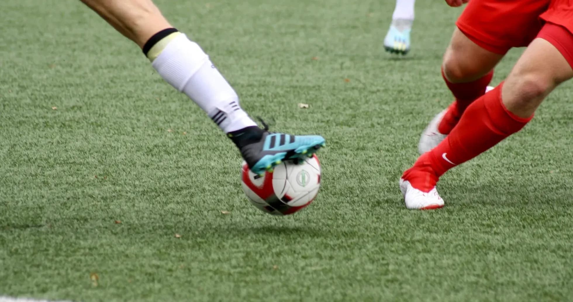 Jugadora de fútbol en acción durante el partido