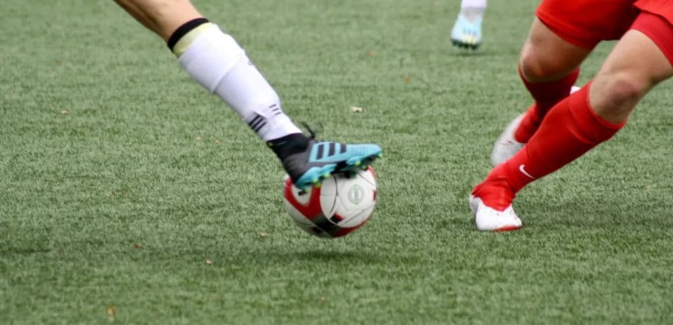 Jugadora de fútbol en acción durante el partido