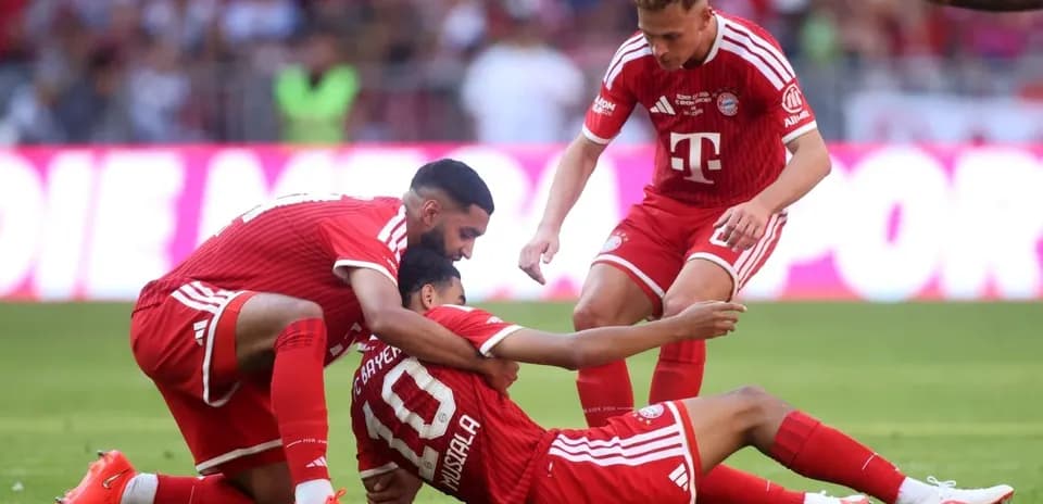 Jugadores de Bayern Múnich celebrando un gol en el campo