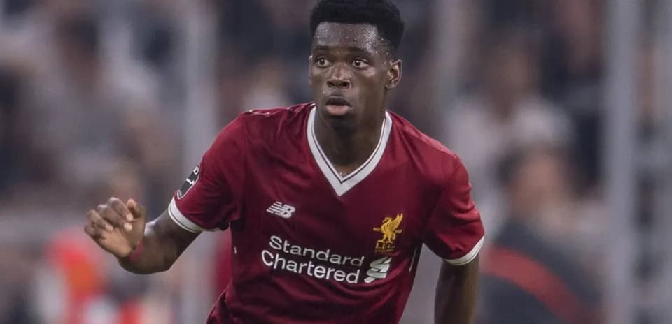 Jugador de Liverpool corriendo en el campo de juego
