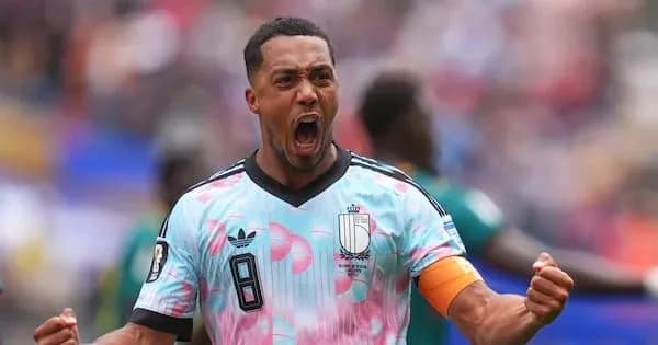Jugador celebrando con el puño en alto