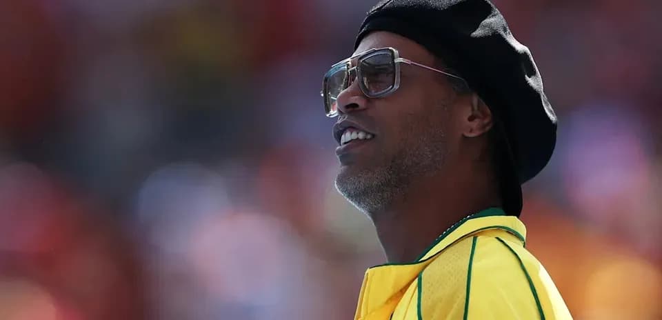 Hombre con gafas y gorra en un evento deportivo