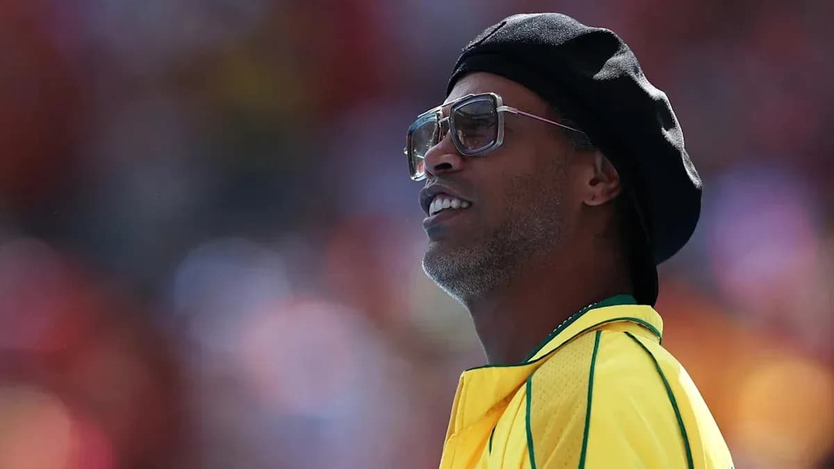 Hombre con gafas y gorra en un evento deportivo