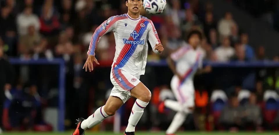 Jugador corriendo tras el balón en el partido