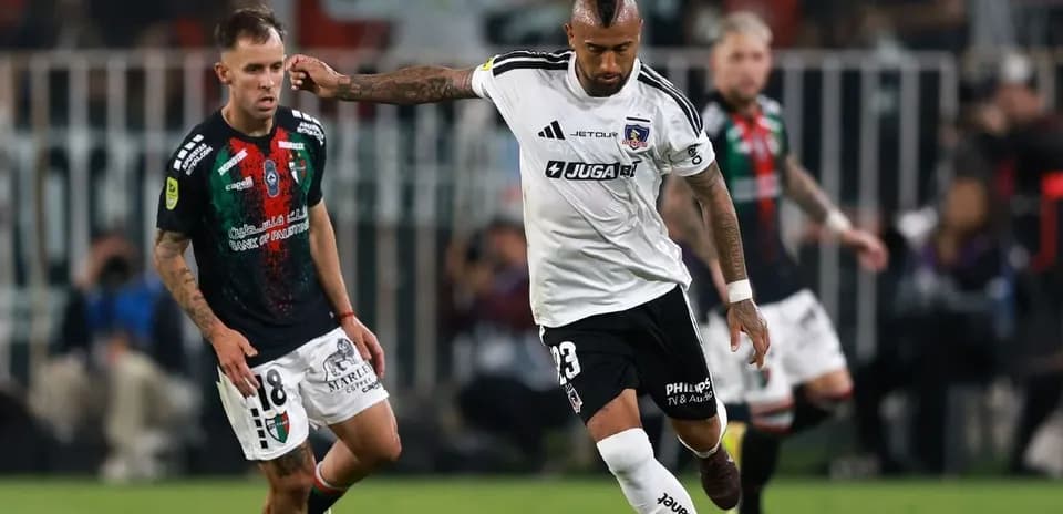 Jugadores de Palestino y Colo Colo en acción