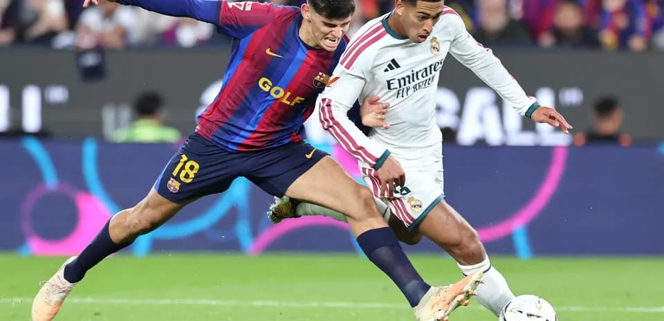 Jugador de Barcelona compitiendo con jugador de Real Madrid