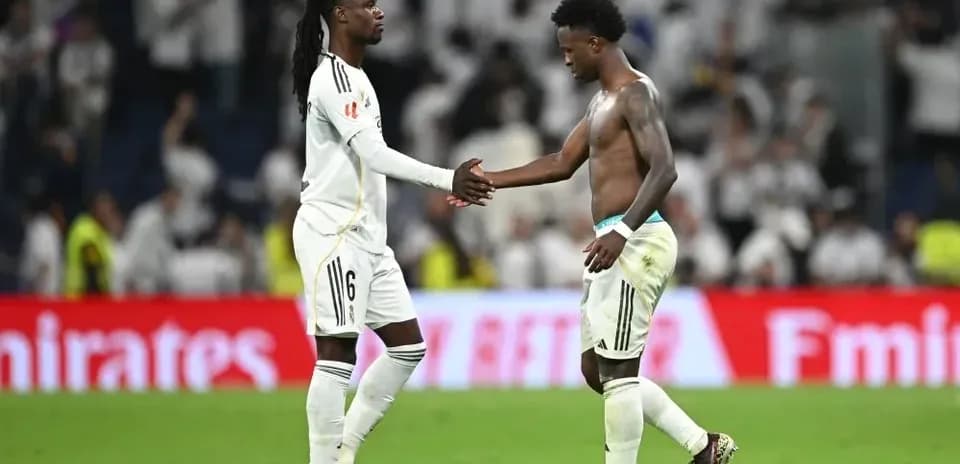 Jugadores del Real Madrid saludándose tras el partido
