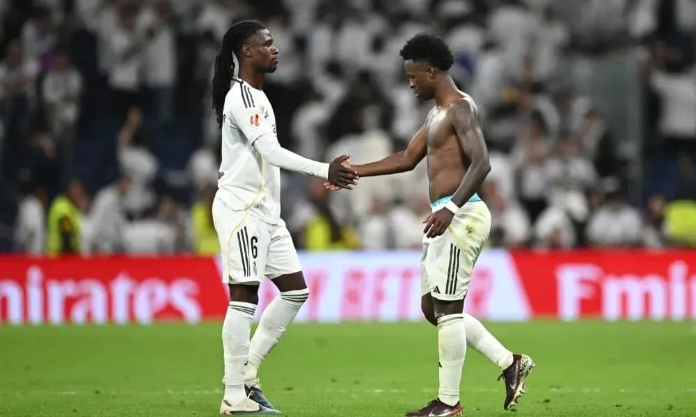 Jugadores del Real Madrid saludándose tras el partido