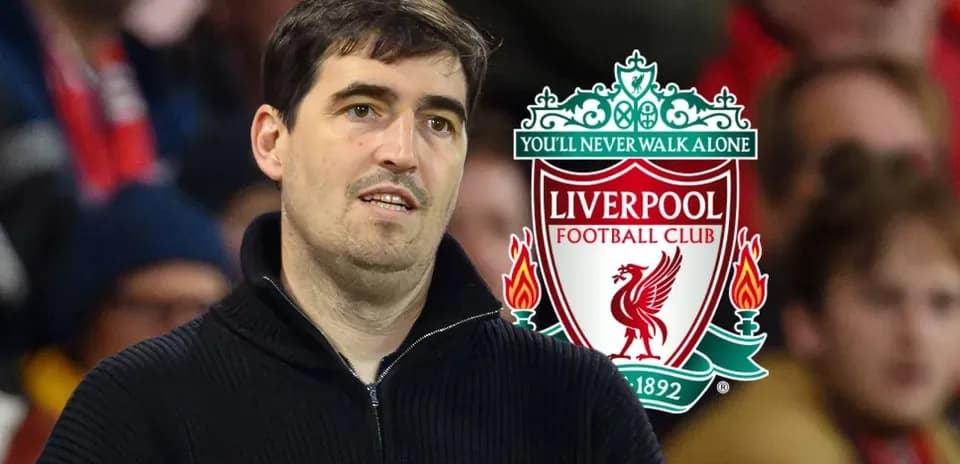 Persona observando en el estadio con logo de Liverpool