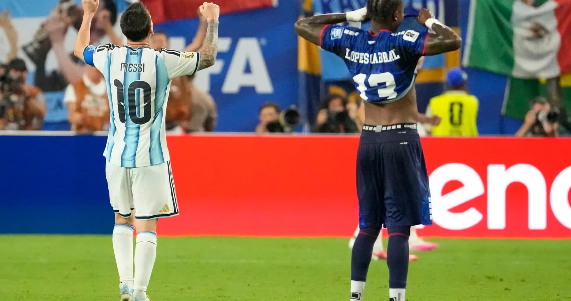 Lionel Messi celebrando durante el partido