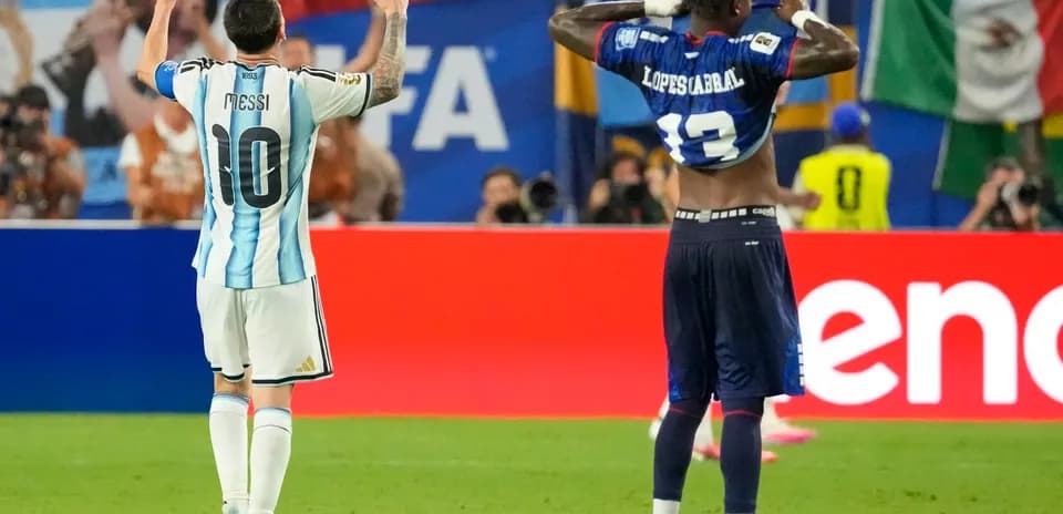 Lionel Messi celebrando durante el partido