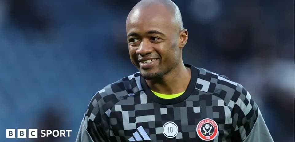 Portero de Sheffield United sonriendo durante calentamiento
