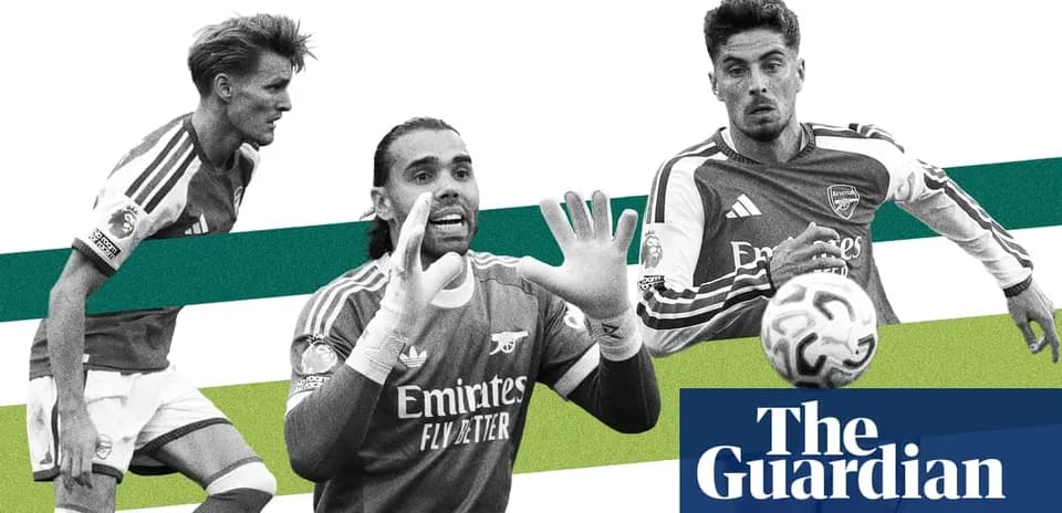 Tres jugadores de Arsenal en acción durante el partido