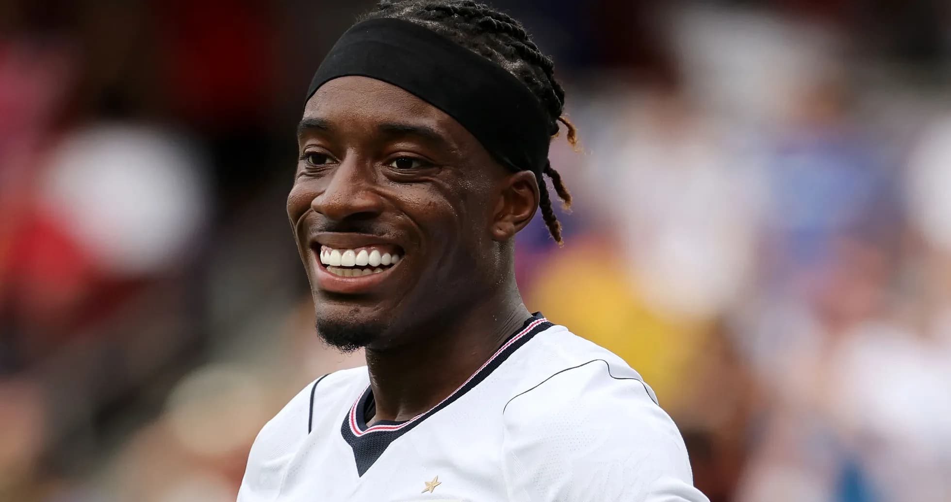Jugador sonriendo durante el partido de fútbol