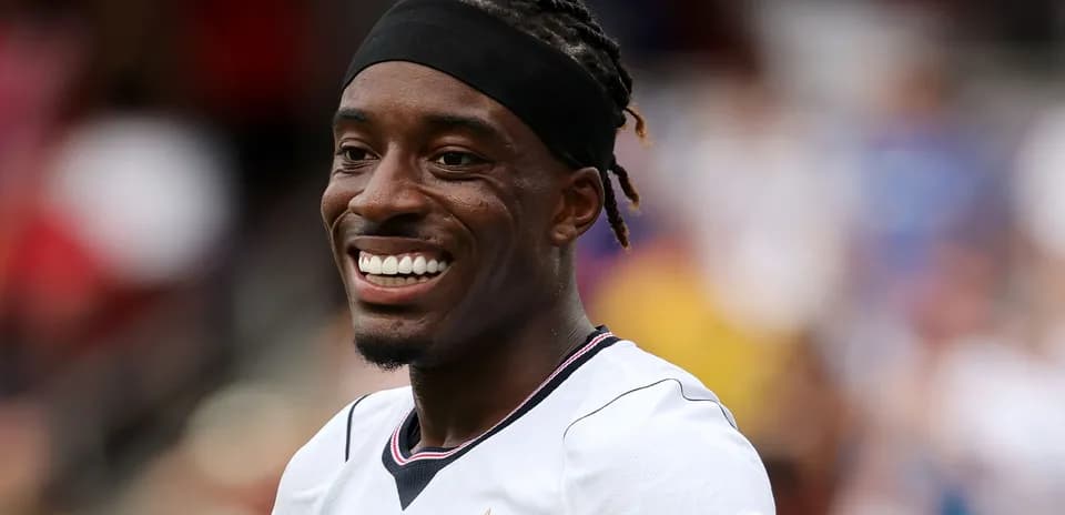 Jugador sonriendo durante el partido de fútbol