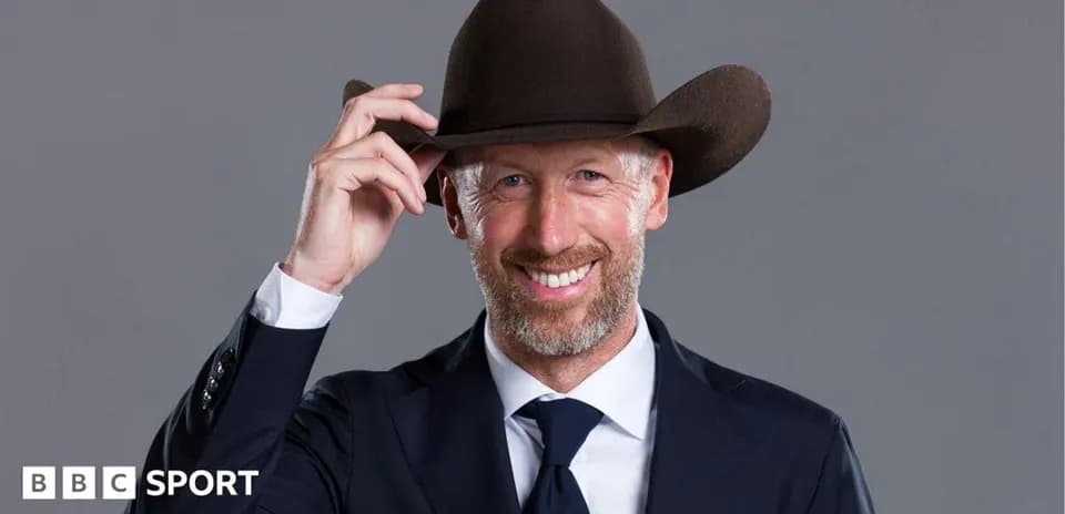 Hombre con sombrero en traje sonriendo a cámara