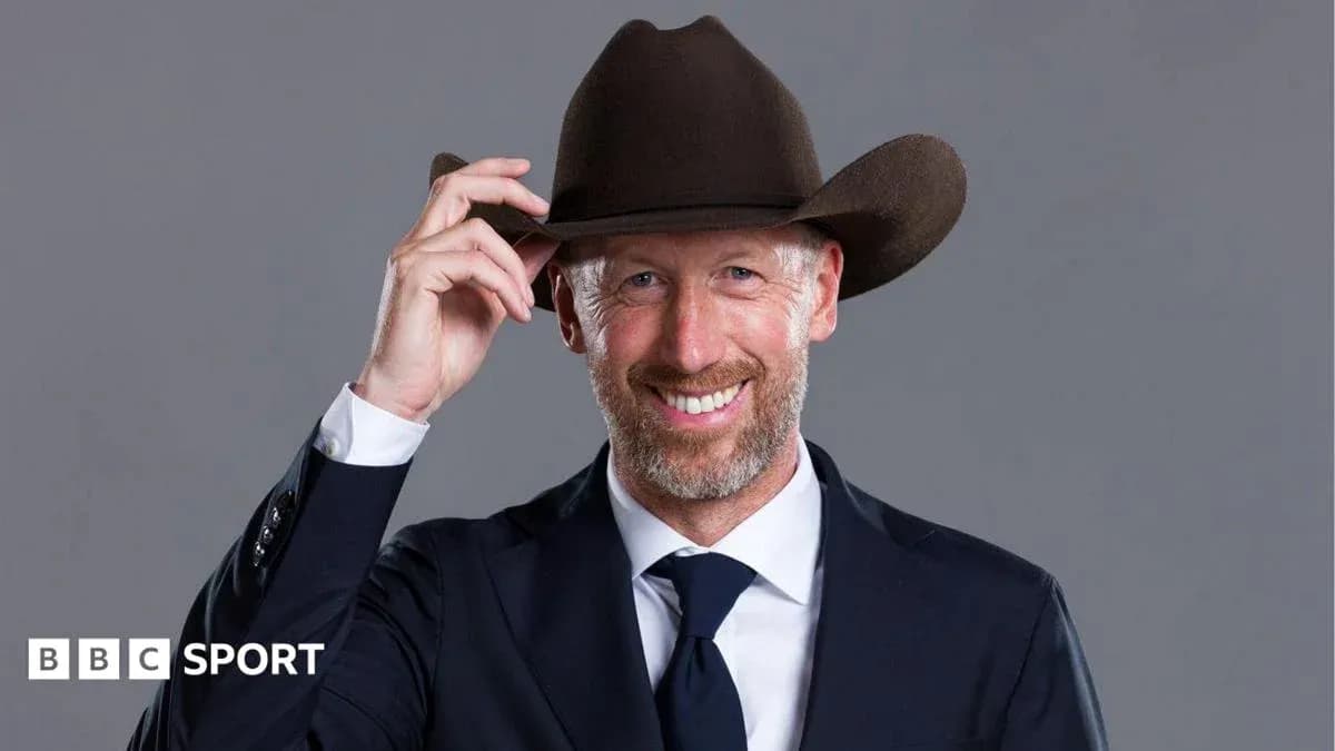 Hombre con sombrero en traje sonriendo a cámara