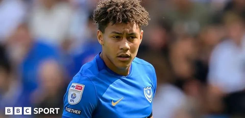 Jugador de Portsmouth en acción durante el partido