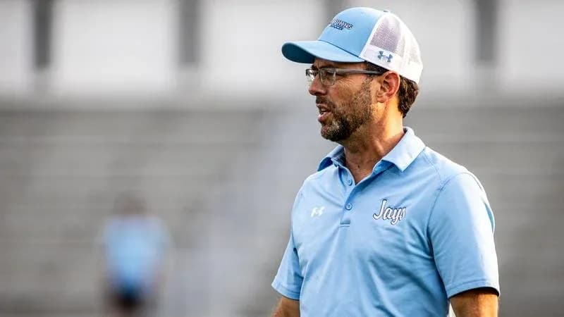 Entrenador hablando durante un partido de fútbol
