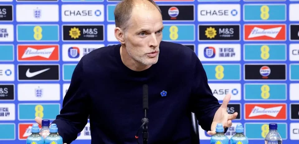 Entrenador en conferencia de prensa con micrófono