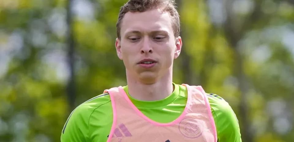 Jugador en entrenamiento con camiseta verde y peto rosa