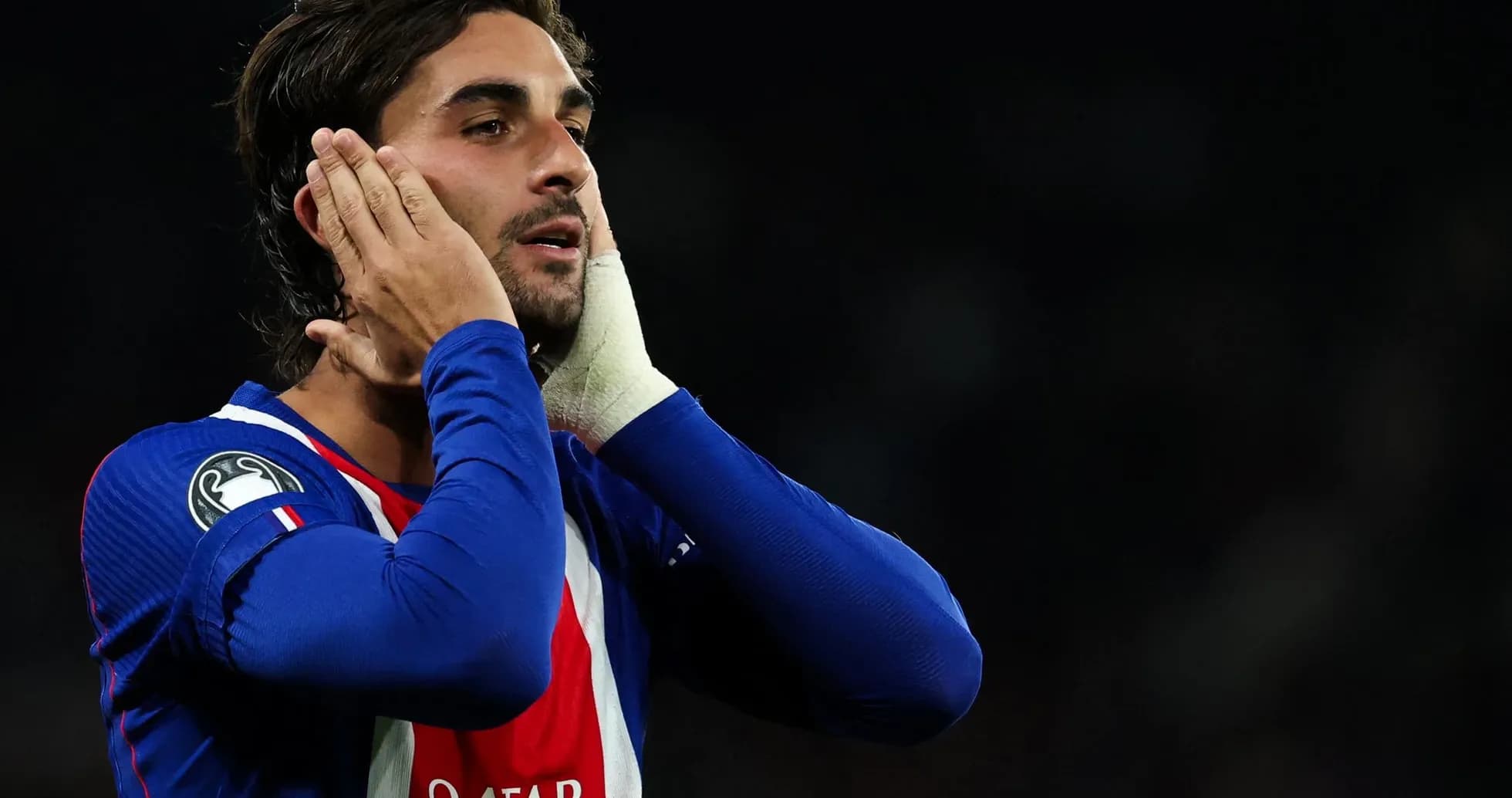 Jugador con camiseta azul sosteniendo la cabeza en gesto de frustración
