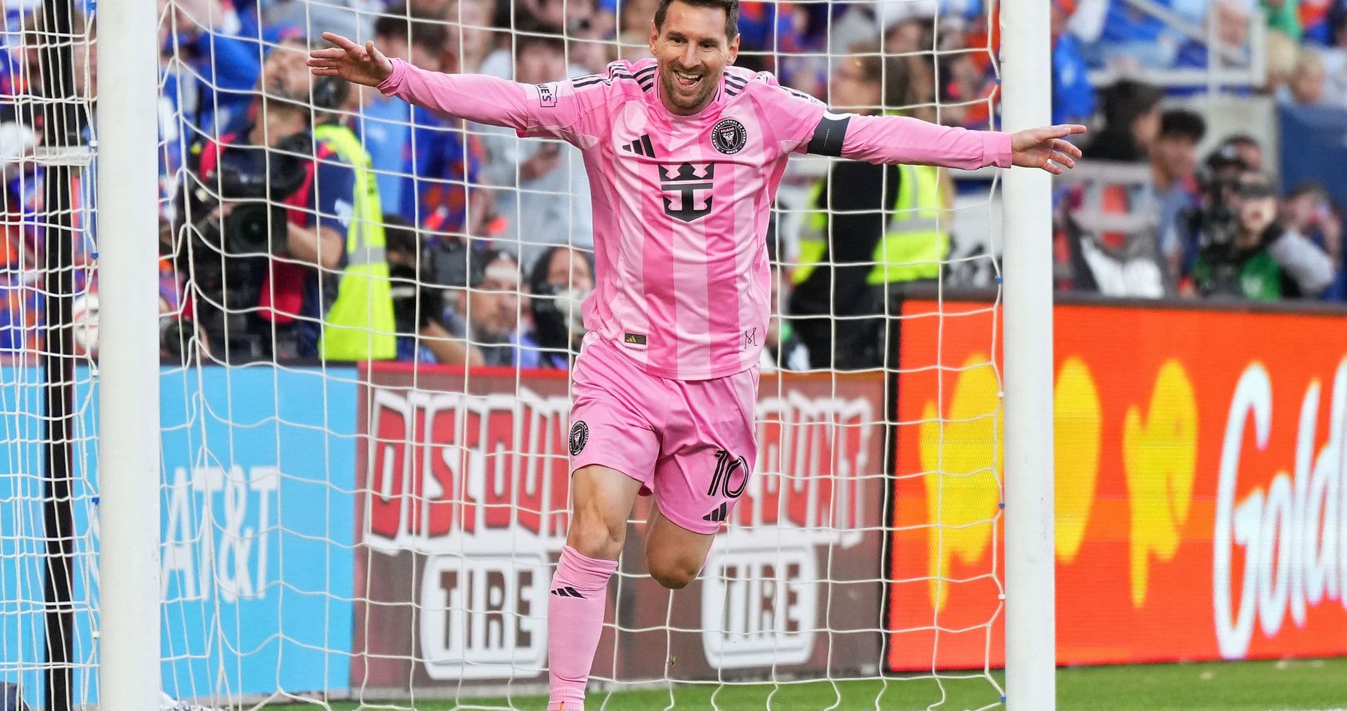 Jugador celebrando un gol en la portería