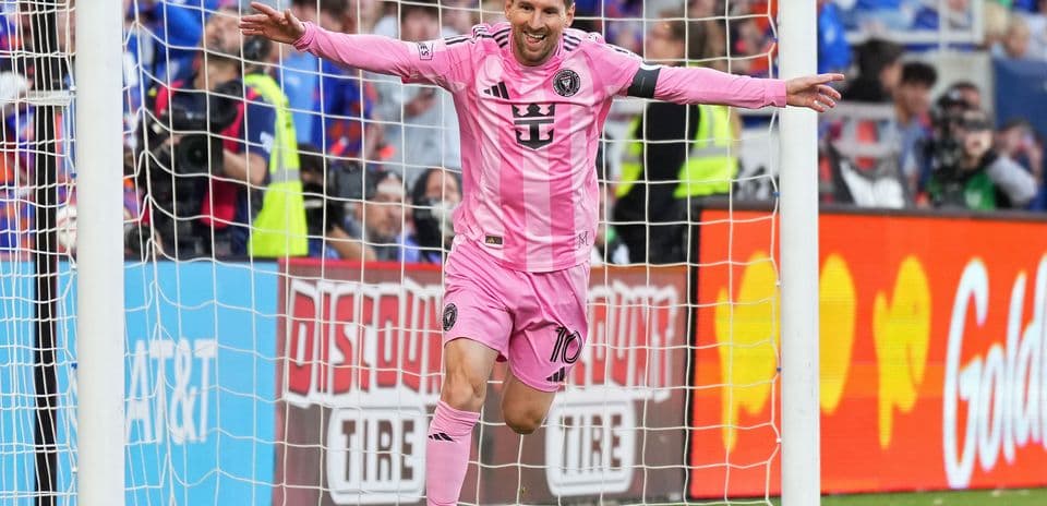 Jugador celebrando un gol en la portería