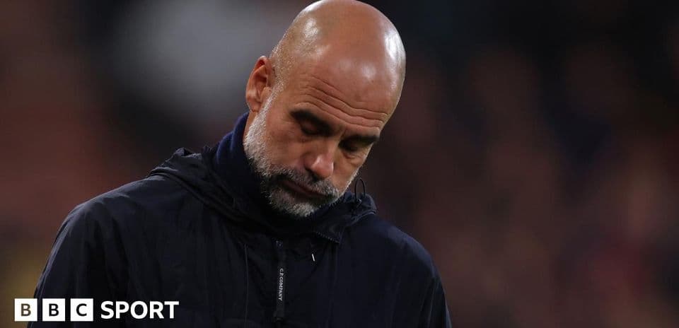 Entrenador mirando hacia abajo en el campo
