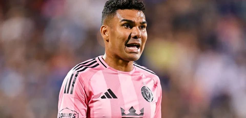 Jugador de fútbol en camiseta rosa durante partido