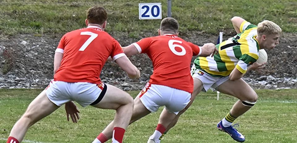 Jugadores persiguiendo a un oponente en el rugby