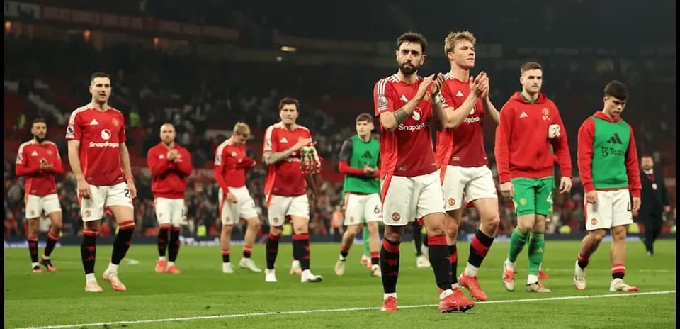 Jugadores de Manchester United aplaudiendo a la afición