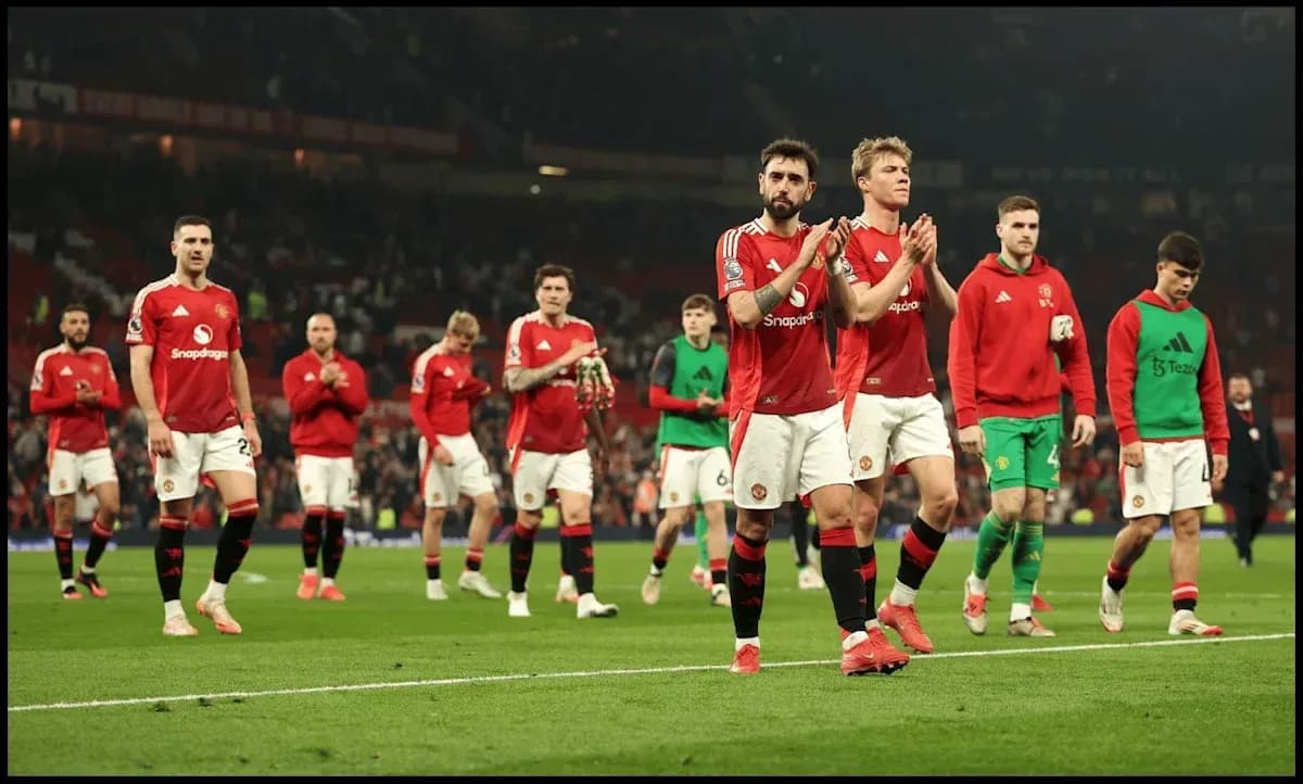 Jugadores de Manchester United aplaudiendo a la afición