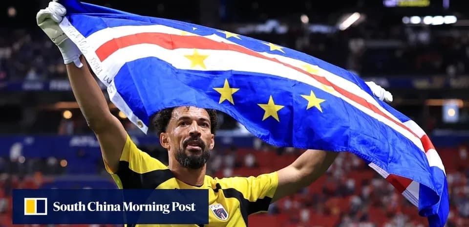 Jugador sosteniendo la bandera de Cabo Verde en el estadio