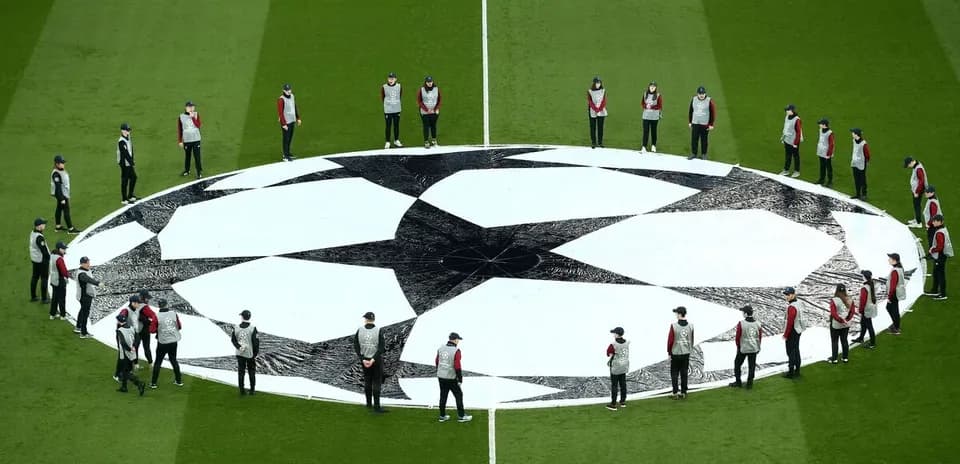 Personal preparando el campo para la Champions League