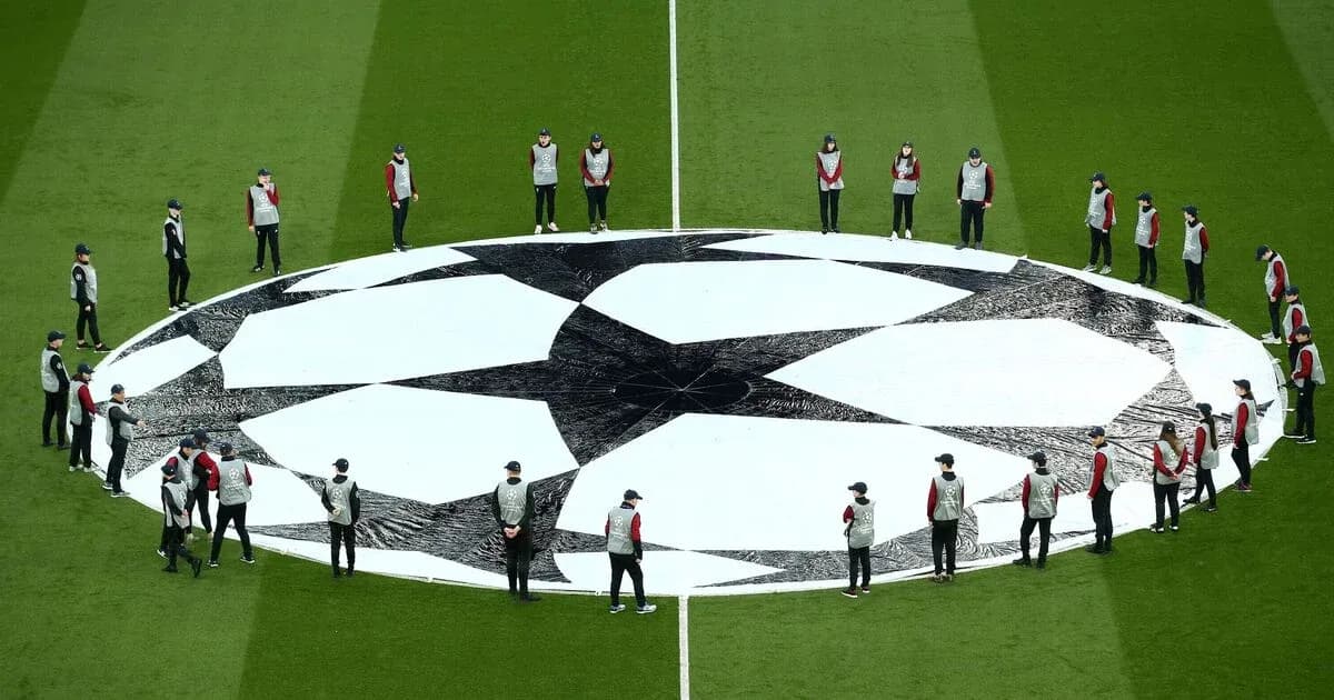 Personal preparando el campo para la Champions League