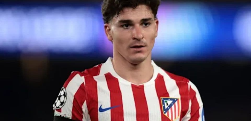 Jugador de Atlético de Madrid en uniforme rojo y blanco