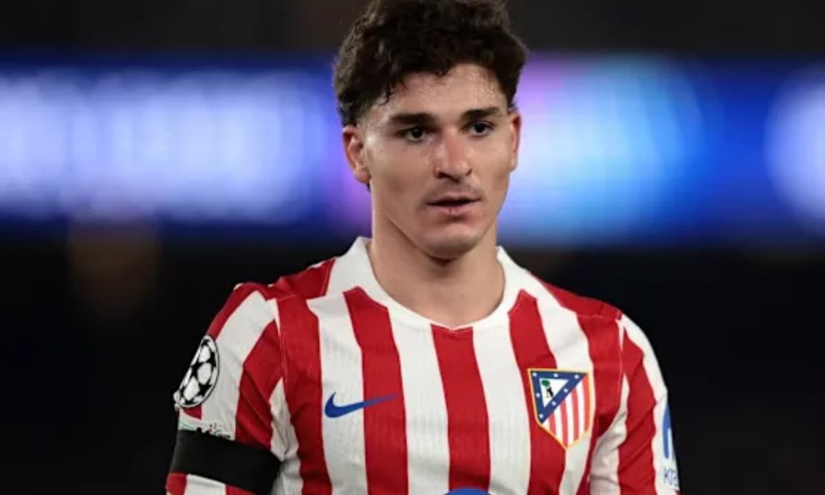 Jugador de Atlético de Madrid en uniforme rojo y blanco