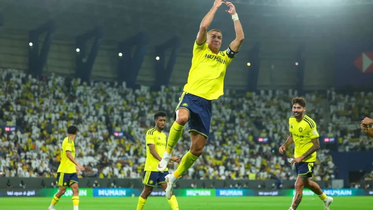 Jugador saltando durante un partido de fútbol