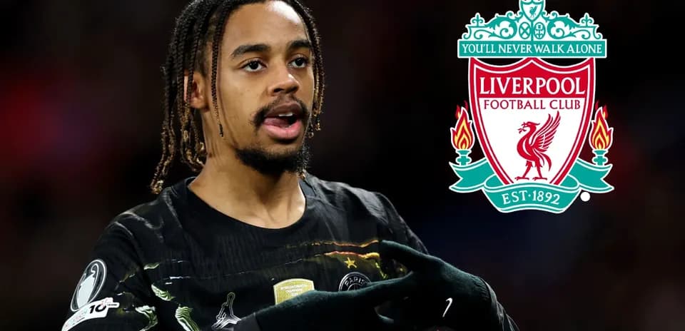 Jugador de fútbol gesticulando con el logo de Liverpool