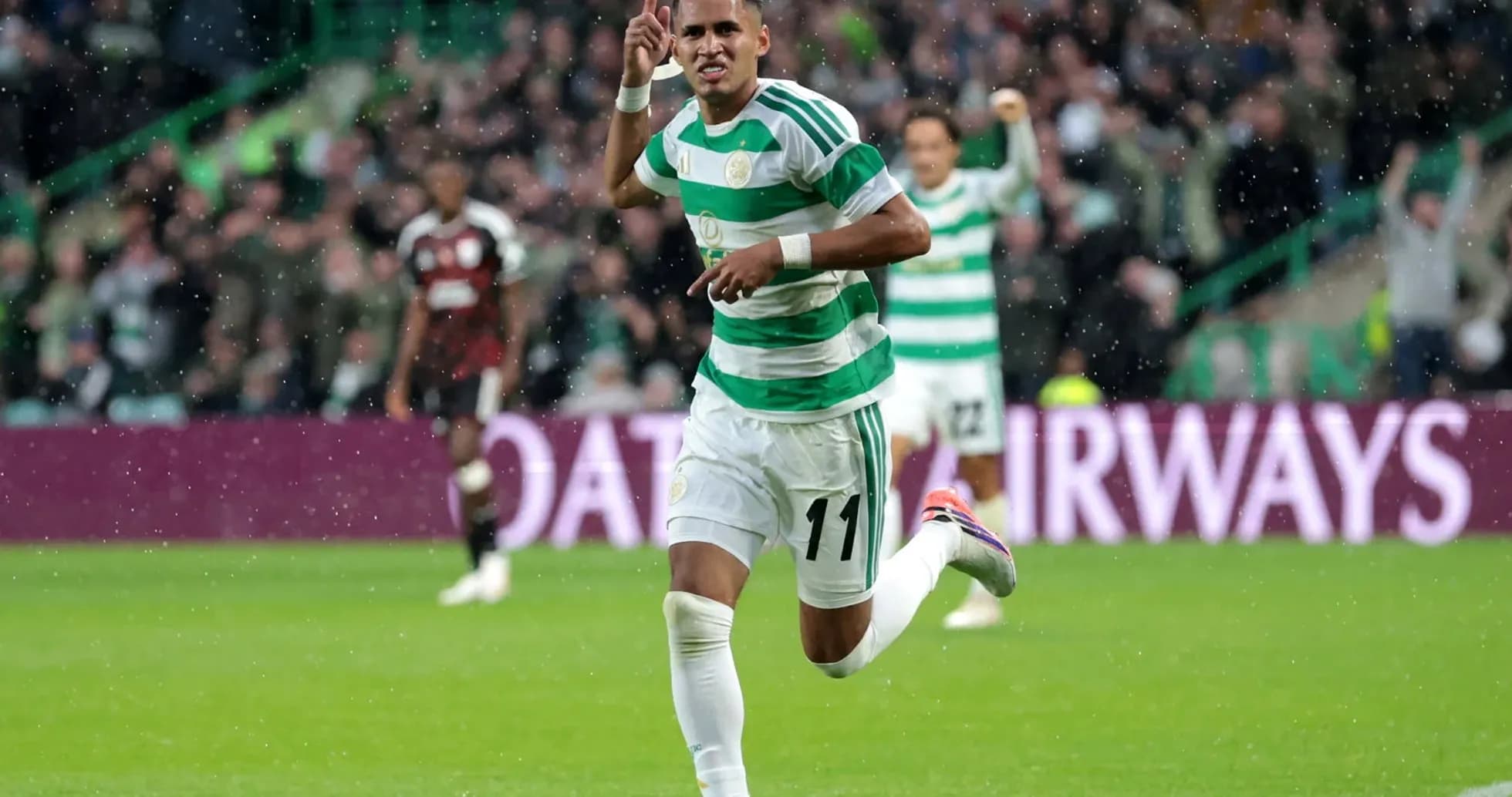 Jugador de Celtic celebrando un gol en partido