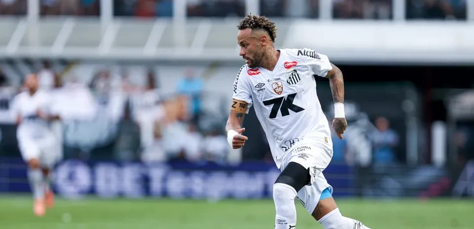 Jugador de Santos corriendo con el balón en campo